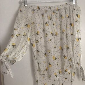 ❤️ Off the shoulder white flowy blouse.  Size M